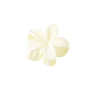 Vue macro d'une pince à cheveux frangipanier blanc crème de 8cm en résine mate