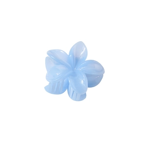 Détail de la pince à cheveux fleur de frangipanier bleue de 8 cm au fini translucide