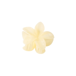 Détail de la pince à cheveux fleur crème 8cm avec finition mate et pétales en résine