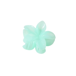Détail d'une pince à cheveux fleur vert menthe de 8 cm avec finition brillante et 5 pétales