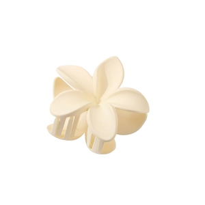 Detail der matten cremefarbenen Plumeria-Haarklammer mit internen ineinandergreifenden Zähnen
