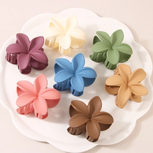 Set mit 7 matten großen Frangipani-Blüten-Haarklammern in verschiedenen Pastellfarben