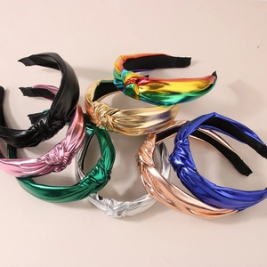 Dettaglio di cerchietti annodati in PU metallizzato in vari colori brillanti e vivaci