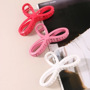 Drei elegante Haarspangen aus Harz in Rot, Rosa und Weiß mit glänzendem Blumendesign