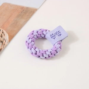 Détail d'un élastique tressé violet avec une étiquette en daim et texte élégant