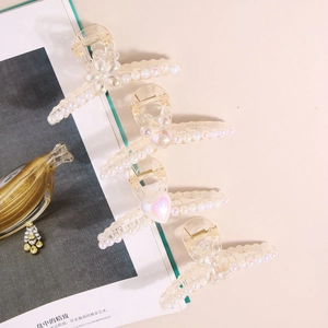 Ensemble de pinces à cheveux en perles irisées avec formes de fleurs et de cœurs sur crème
