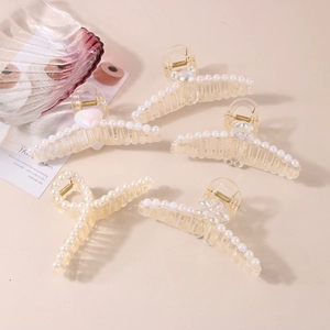 Détails des pinces à cheveux en résine champagne avec perles et motifs floraux nacrés
