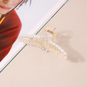 Détails de la pince à cheveux crème avec perles irisées et ressort métallique robuste