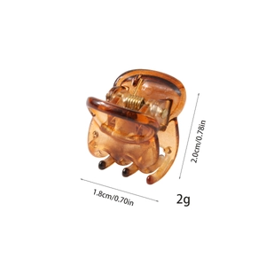 Détail de la mini pince à cheveux ambre de 1,8cm montrant les dimensions et le poids