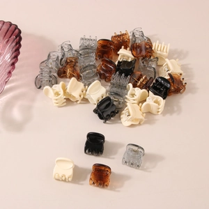 Mini pinces à cheveux en acrylique aux couleurs assorties noir, crème et ambre