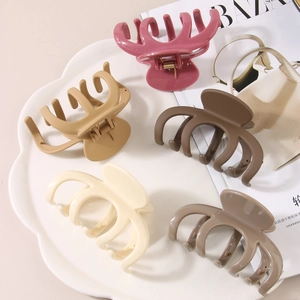 Detailed set of 5 matte octopus hair claws in neutral Morandi tones for thick hair