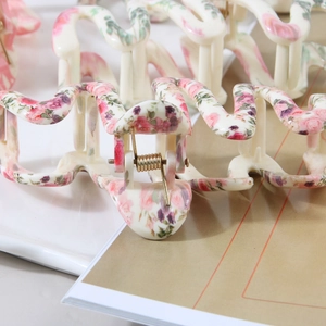 Pince à cheveux crème élégante avec motifs roses roses et ressort doré