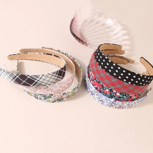 Close-up of floral and plaid headbands with anti-slip beige velvet lining detail