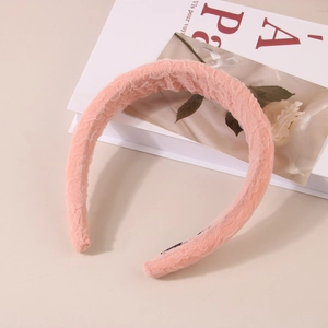 Vue macro détaillée de la dentelle rose et du tissu plissé sur un bandeau large