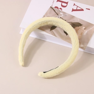 Détail d'un serre-tête en dentelle jaune clair avec rembourrage épais et antiglisse