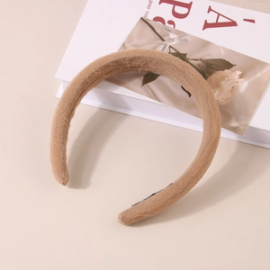 Gros plan d'un serre-tête en dentelle kaki avec rembourrage épais et doublure antidérapante