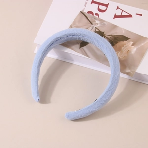 Gros plan détaillé du serre-tête large en dentelle bleu clair avec tissu texturé premium