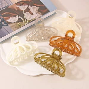 Lot de grandes pinces à cheveux citrouille évidées en cinq couleurs sur assiette