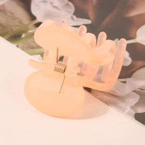 Pince à cheveux géométrique orange translucide pour coiffures queue de cheval et demi-attaches