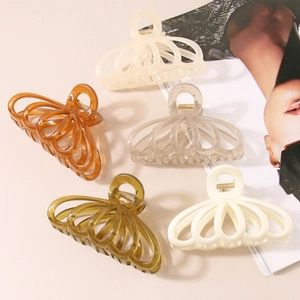 Vue détaillée de grandes pinces à cheveux citrouille évidées en diverses couleurs gelée