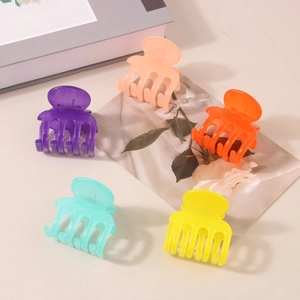 Vue détaillée de 5 pinces à cheveux géométriques translucides colorées pour queue de cheval