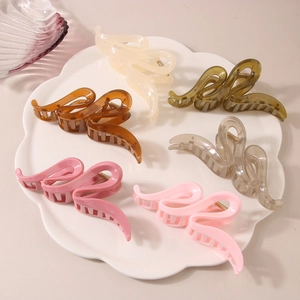 Pinces à cheveux élégantes en forme de S, six couleurs pastel sur plateau blanc