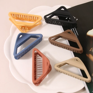 Lot de 6 pinces à cheveux triangulaires mates aux couleurs variées sur un plateau blanc