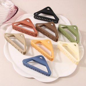 Pince à Cheveux Triangle Ajouré Style Français Mat Géométrique en Plastique pour Femme Accessoires de Coiffure Mode Minimaliste