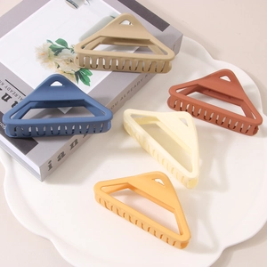 Lot de cinq pinces à cheveux triangulaires mates en bleu, kaki, rouge, crème et jaune