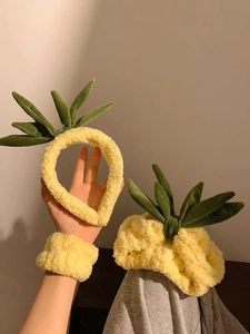 Gros plan sur l'ensemble bandeau et poignets en polaire corail jaune motif ananas