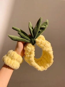 Détail d'un ensemble bandeau et bracelet peluche ananas jaune en flanelle douce