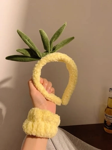 Détail du bandeau en peluche ananas et des poignets assortis pour le lavage du visage