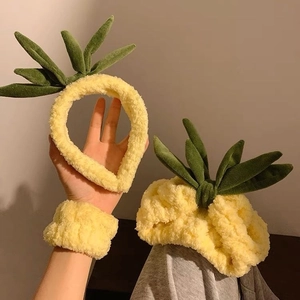 Ensemble mignon de bandeau et poignets en peluche ananas pour le lavage du visage