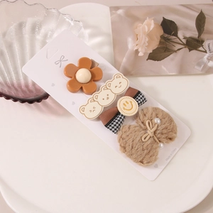 Détail d'un lot de 4 barrettes à cheveux avec fleurs, oursons et cœurs en peluche doux