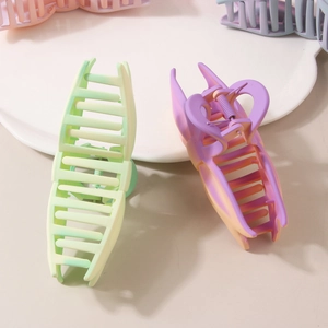 Pinces à cheveux élégantes au fini mat dégradé en couleurs pastel pour coiffer les cheveux longs