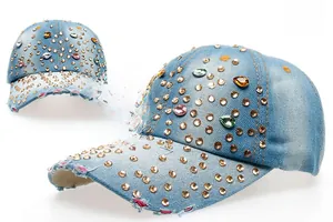 Détail de casquette en jean bleu clair avec strass colorés et bordure effet effiloché