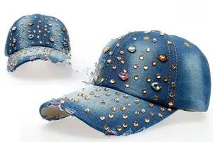 Détail de la casquette de baseball en jean bleu avec strass colorés et rivets dorés