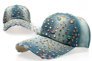 Vue détaillée de la casquette de baseball en jean avec strass et bordure délavée