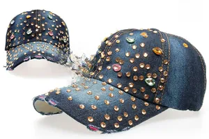 Détails d'une casquette en jean avec strass brillants et bords effilochés usés