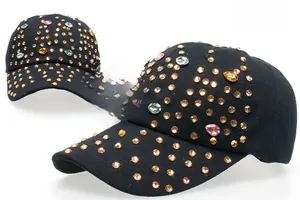 Détail d'une casquette en denim noir ornée de strass brillants et de cristaux colorés