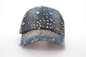 Vue détaillée de la casquette en denim bleu avec strass colorés et bords à effet vieilli
