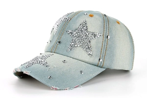 Gros plan sur casquette en jean vintage avec étoiles en strass et rivets métalliques