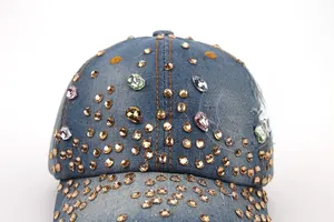 Gros plan de strass colorés sur une casquette de baseball en jean bleu détaillé