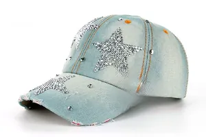 Détail de casquette de baseball en jean bleu clair avec strass étoilés et rivets