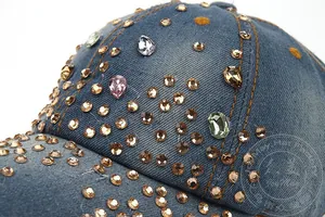 Détails de la casquette en jean bleu avec des strass multicolores et des coutures