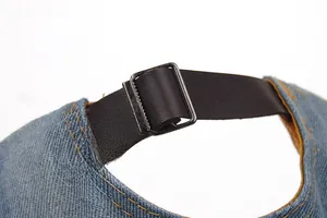Détail de la sangle réglable en cuir de la casquette de baseball en jean bleu