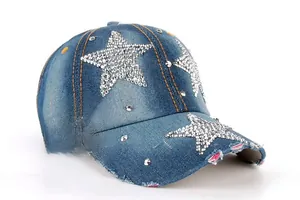 Vue détaillée d'une casquette en denim vieilli avec étoiles en strass et rivets en métal