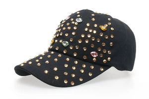Casquette de baseball en denim noir ornée de strass colorés et de clous dorés brillants