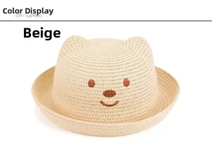 Vue détaillée de la texture tissée et de la broderie ours sur le chapeau de paille beige