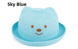 Détail macro du chapeau de paille bleu ciel avec broderie ours et oreilles de chat